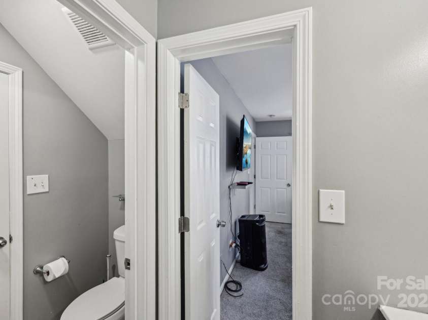 719 Dawn Circle, Charlotte, NC 28213.  MLS# CAR4263007, YatesRealty ID 20797. 