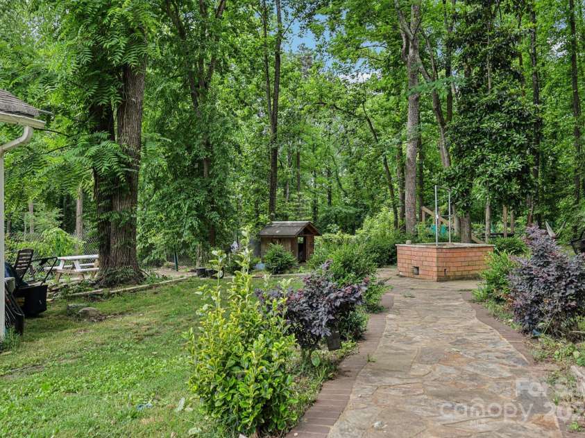 719 Dawn Circle, Charlotte, NC 28213.  MLS# CAR4263007, YatesRealty ID 20797. 