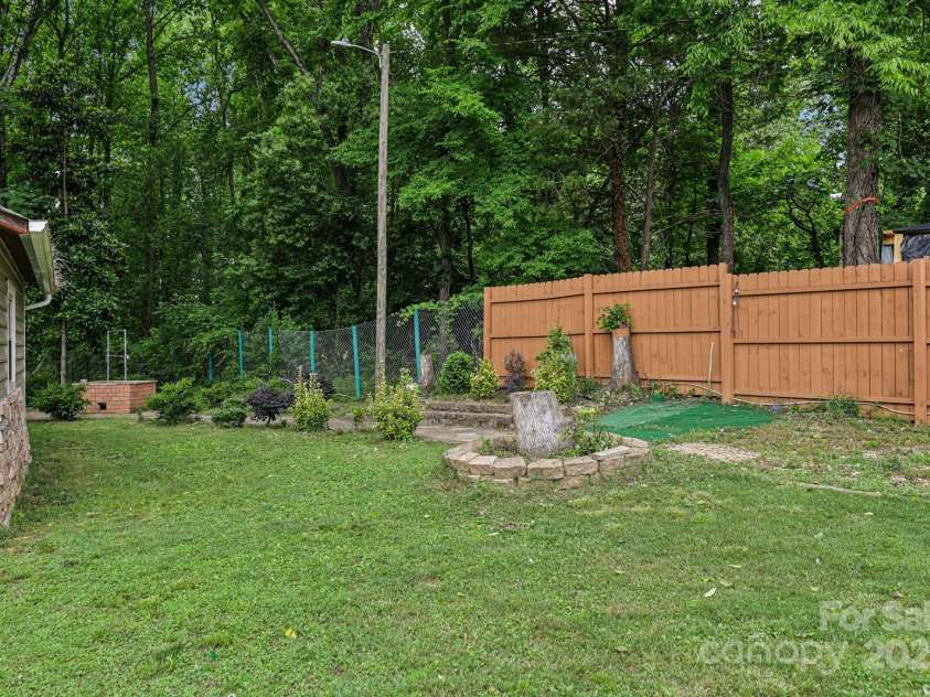 719 Dawn Circle, Charlotte, NC 28213.  MLS# CAR4263007, YatesRealty ID 20797. 
