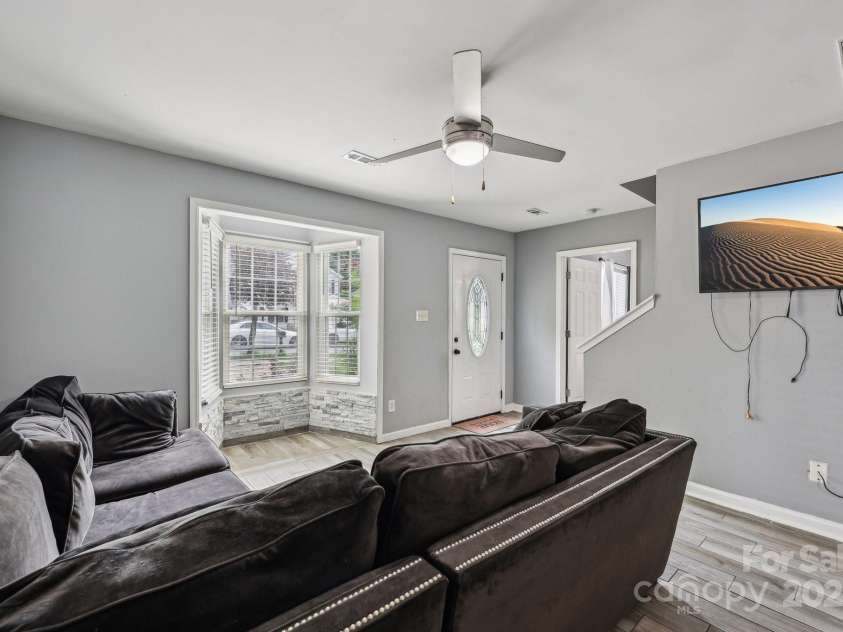 719 Dawn Circle, Charlotte, NC 28213.  MLS# CAR4313037, YatesRealty ID 20797. 