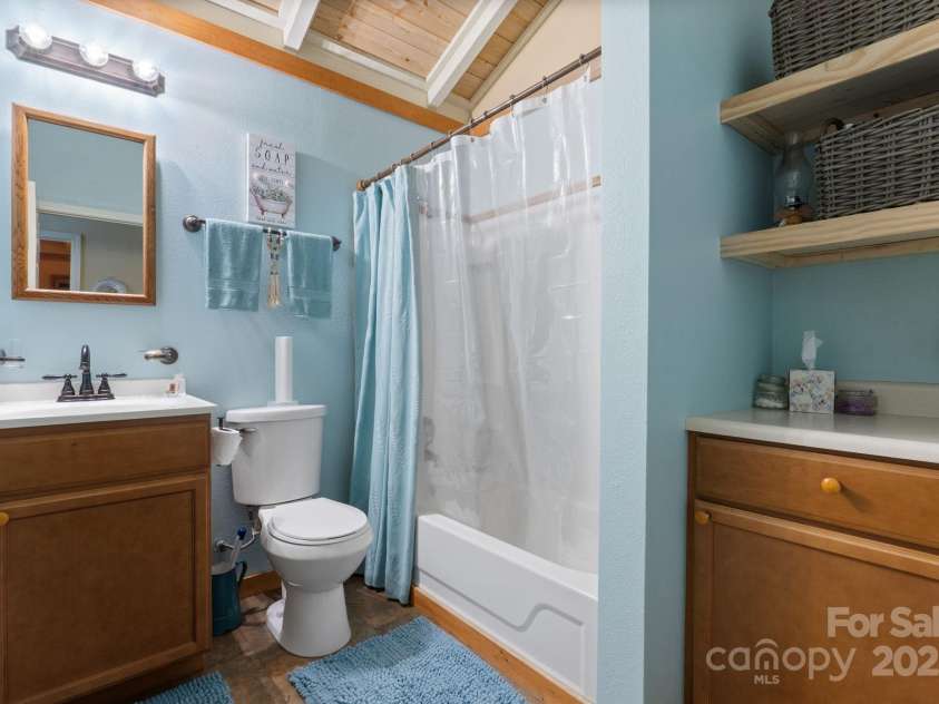 80 Laurel Canyon Road, Franklin, NC 28734.  MLS# CAR4270579, YatesRealty ID 20799. Full Guest Bath on the Main Level