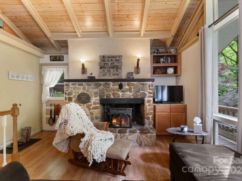 80 Laurel Canyon Road, Franklin, NC 28734.  MLS# CAR4270579, YatesRealty ID 20799. Living Room with Cathedral Ceiling and Floor to Ceiling Windows