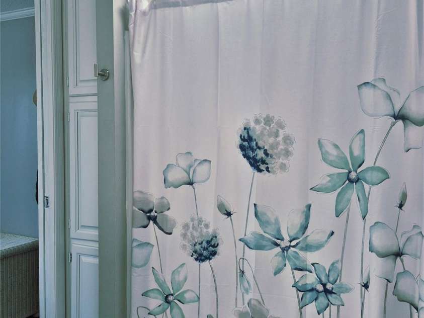 166 Eagle Drive, New London, NC 28127.  MLS# CAR4271205, YatesRealty ID 20800. Bath with tub and shower