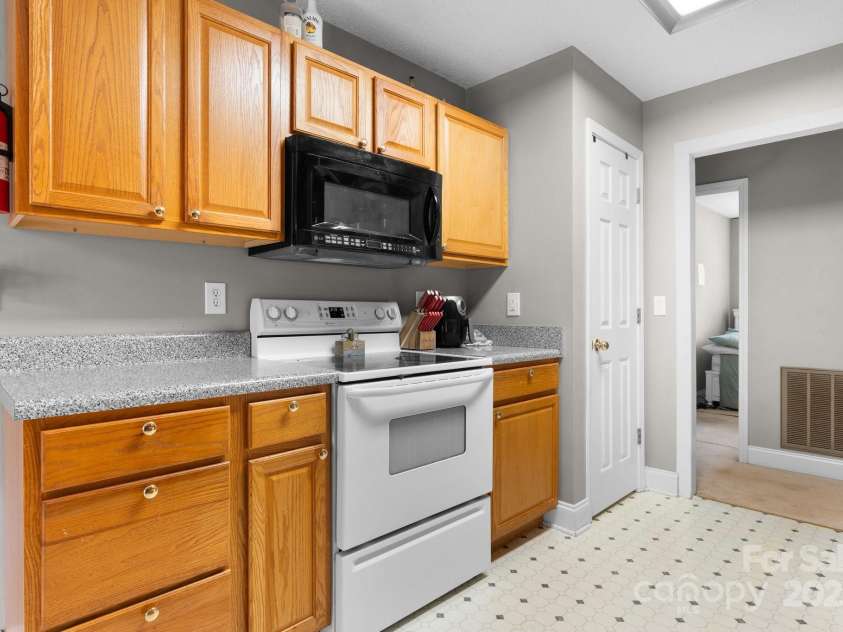 103 Pine Meadows Circle, Hickory, NC 28601.  MLS# CAR4253686, YatesRealty ID 20803. 