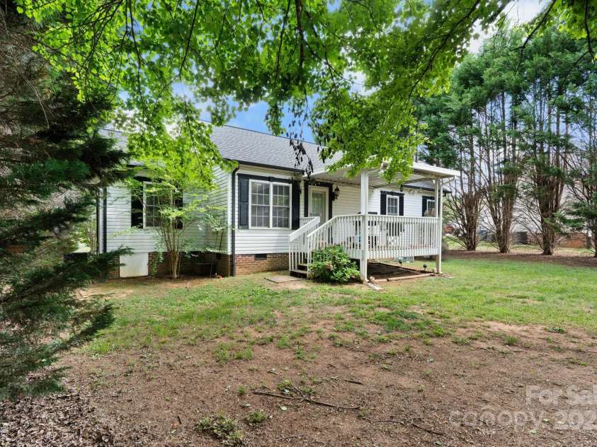 103 Pine Meadows Circle, Hickory, NC 28601.  MLS# CAR4253686, YatesRealty ID 20803. 