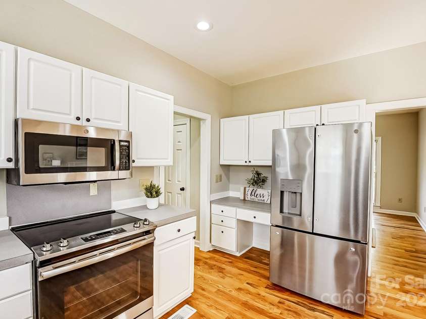 7306 Timbercreek Court, Denver, NC 28037.  MLS# CAR4231186, YatesRealty ID 20806. Kitchen with a cozy command center, ideal for organizing household paperwork or managing homework.