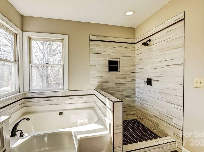 7306 Timbercreek Court, Denver, NC 28037.  MLS# CAR4231186, YatesRealty ID 20806. Separate shower and tub, enhanced by additional natural light.