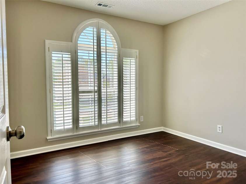 10550 Worsley Lane, Charlotte, NC 28269.  MLS# CAR4223421, YatesRealty ID 20807. 