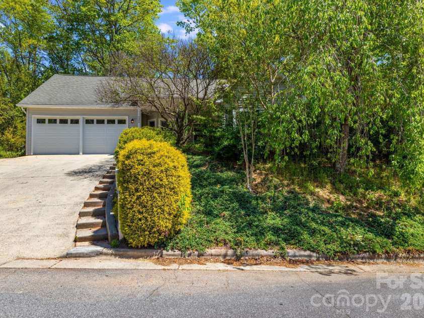 132 Fox Cross Drive, Brevard, NC 28712.  MLS# CAR4375876, YatesRealty ID 20807. 