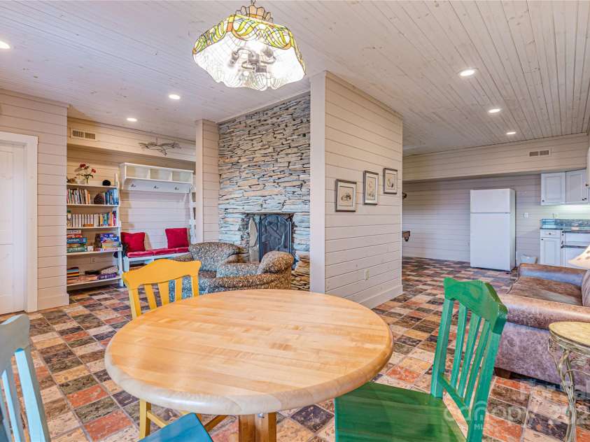 1730 Eagles Roost Road, Bryson City, NC 28713.  MLS# CAR4266458, YatesRealty ID 20808. 