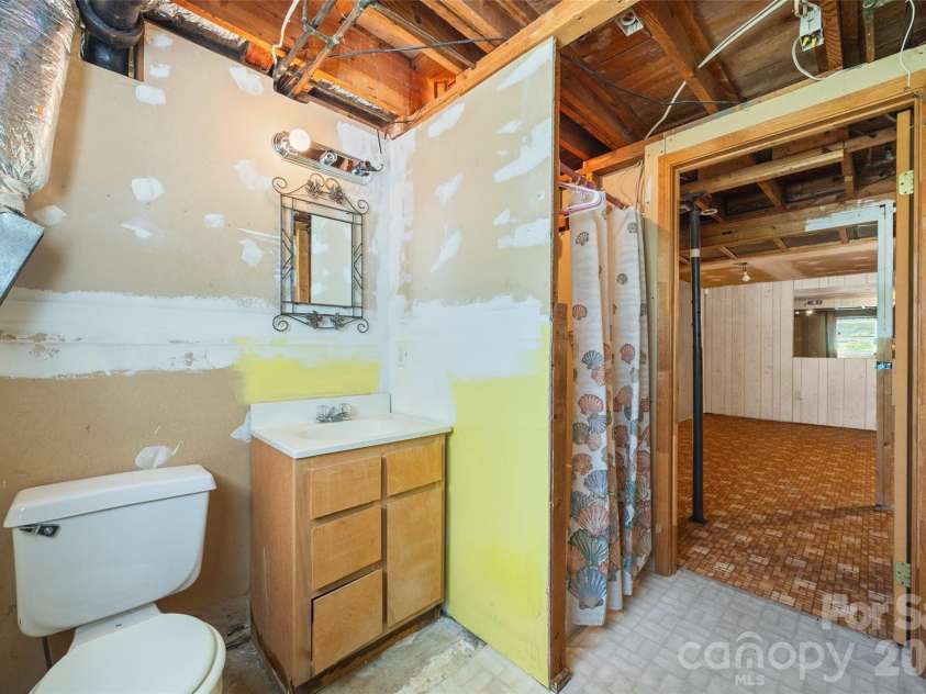 7233 Tuckaseegee Road, Charlotte, NC 28214.  MLS# CAR4379015, YatesRealty ID 20810. Basement bath