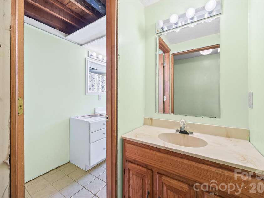 7233 Tuckaseegee Road, Charlotte, NC 28214.  MLS# CAR4379015, YatesRealty ID 20810. Basement bath