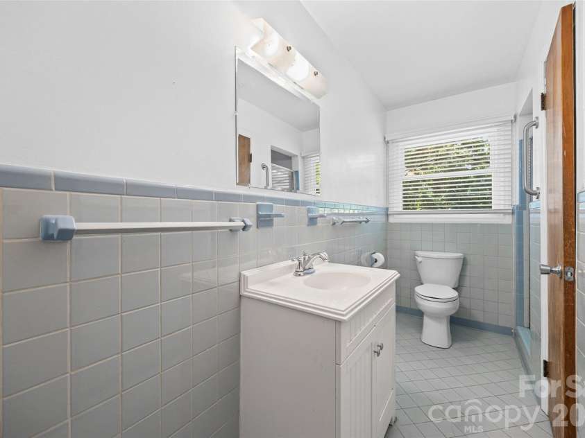 7233 Tuckaseegee Road, Charlotte, NC 28214.  MLS# CAR4379015, YatesRealty ID 20810. Bathroom 1