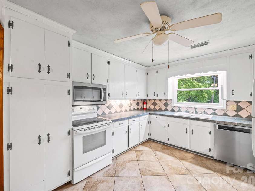 7233 Tuckaseegee Road, Charlotte, NC 28214.  MLS# CAR4379015, YatesRealty ID 20810. Kitchen