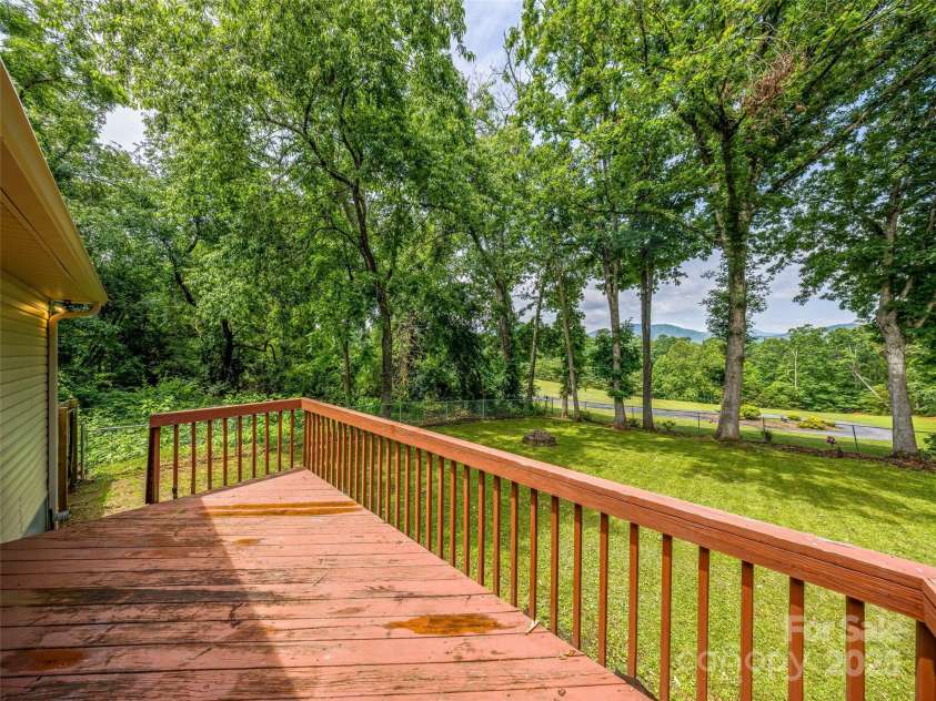 24 Memory Lane, Arden, NC 28704.  MLS# CAR4271888, YatesRealty ID 20812. 