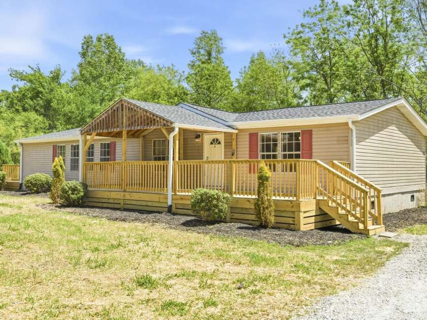 6490 Willow Road, Hendersonville, NC 28739.  MLS# CAR4378967, YatesRealty ID 20813. 