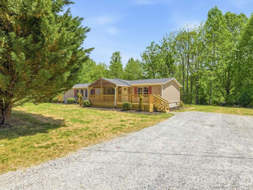 6490 Willow Road, Hendersonville, NC 28739.  MLS# CAR4378967, YatesRealty ID 20813. 