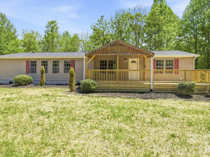 6490 Willow Road, Hendersonville, NC 28739.  MLS# CAR4378967, YatesRealty ID 20813. 