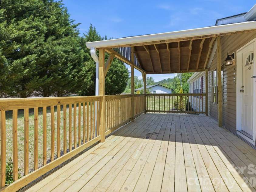 6490 Willow Road, Hendersonville, NC 28739.  MLS# CAR4378967, YatesRealty ID 20813. 