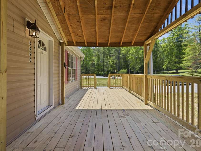 6490 Willow Road, Hendersonville, NC 28739.  MLS# CAR4378967, YatesRealty ID 20813. 