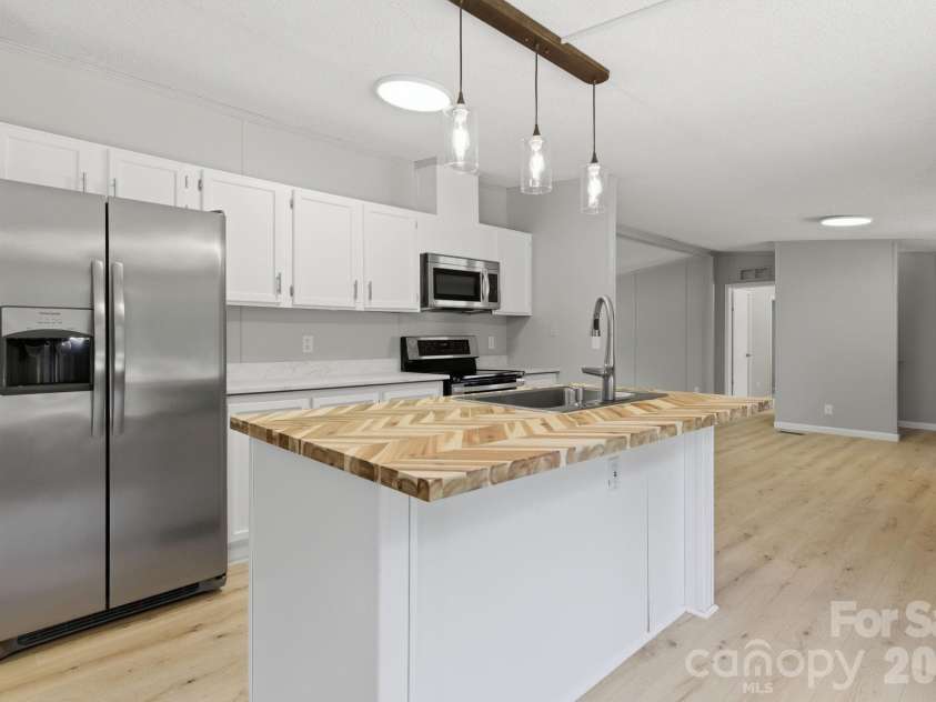 6490 Willow Road, Hendersonville, NC 28739.  MLS# CAR4378967, YatesRealty ID 20813. 