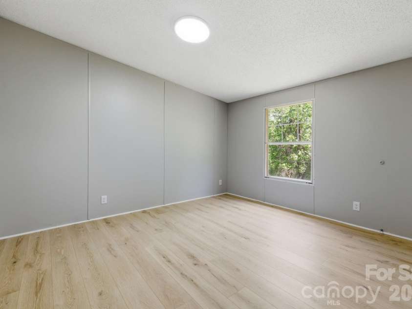 6490 Willow Road, Hendersonville, NC 28739.  MLS# CAR4378967, YatesRealty ID 20813. 