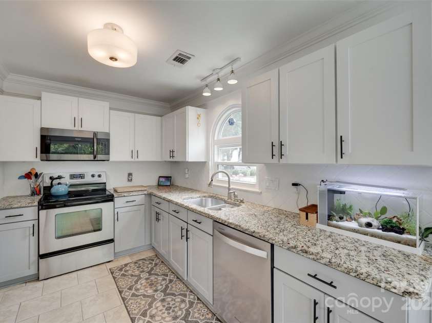 11615 Chadburn Lane, Charlotte, NC 28215.  MLS# CAR4271823, YatesRealty ID 20814. 