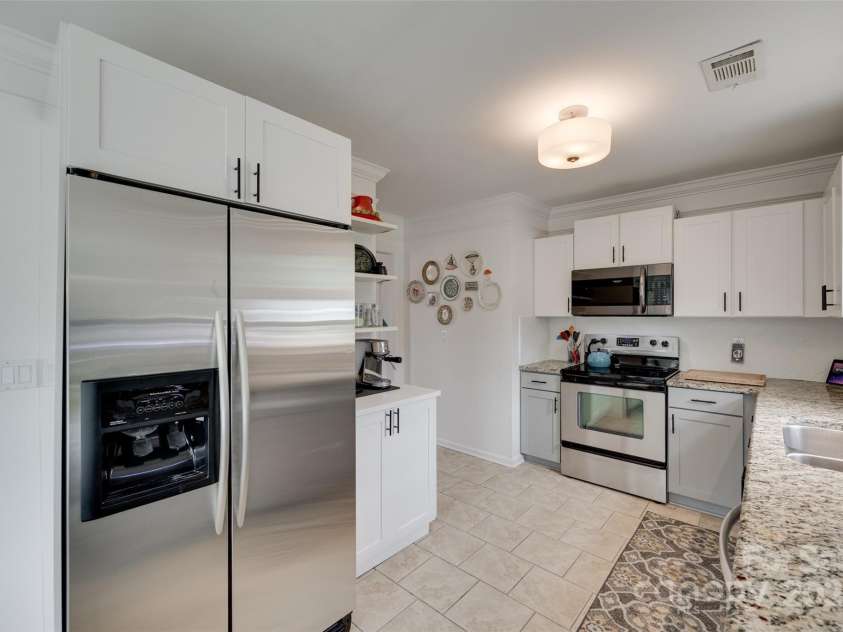 11615 Chadburn Lane, Charlotte, NC 28215.  MLS# CAR4271823, YatesRealty ID 20814. 