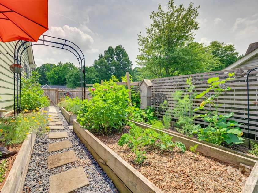 11615 Chadburn Lane, Charlotte, NC 28215.  MLS# CAR4271823, YatesRealty ID 20814. 