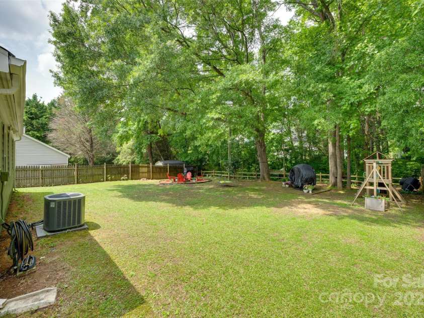11615 Chadburn Lane, Charlotte, NC 28215.  MLS# CAR4271823, YatesRealty ID 20814. 