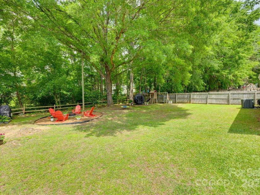 11615 Chadburn Lane, Charlotte, NC 28215.  MLS# CAR4271823, YatesRealty ID 20814. 