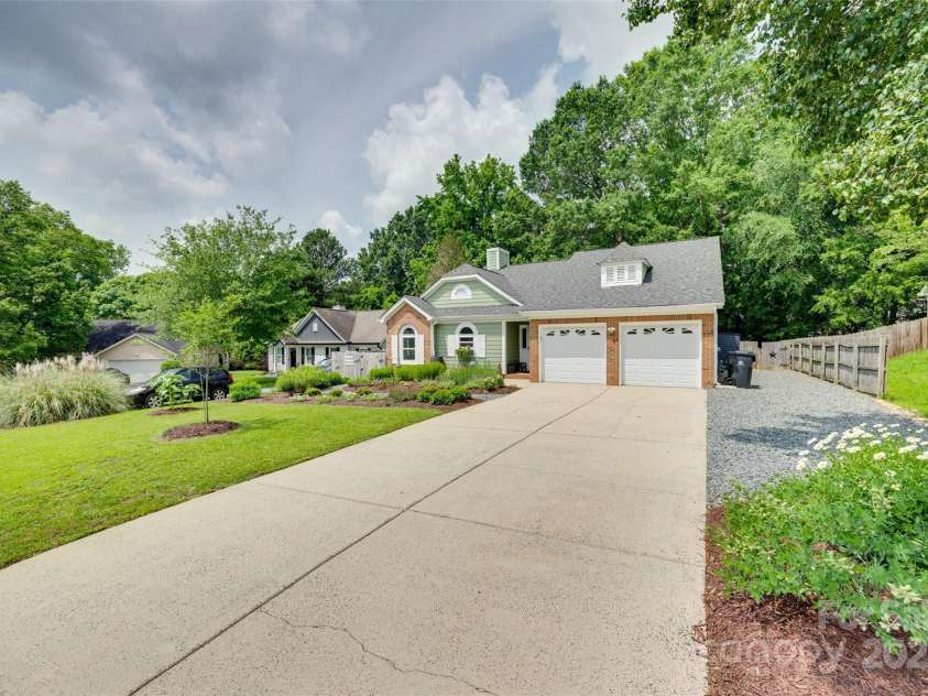 11615 Chadburn Lane, Charlotte, NC 28215.  MLS# CAR4271823, YatesRealty ID 20814. 