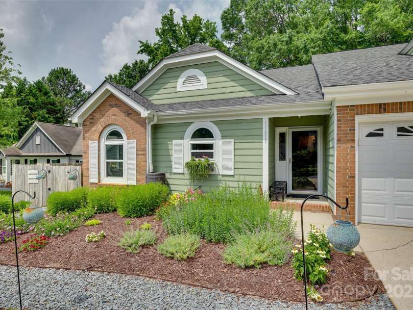 11615 Chadburn Lane, Charlotte, NC 28215.  MLS# CAR4271823, YatesRealty ID 20814. 