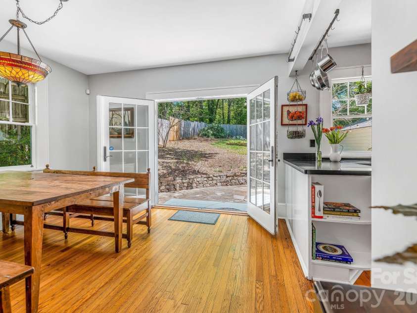 22 Westover Drive, Asheville, NC 28801.  MLS# CAR4376355, YatesRealty ID 20815. 