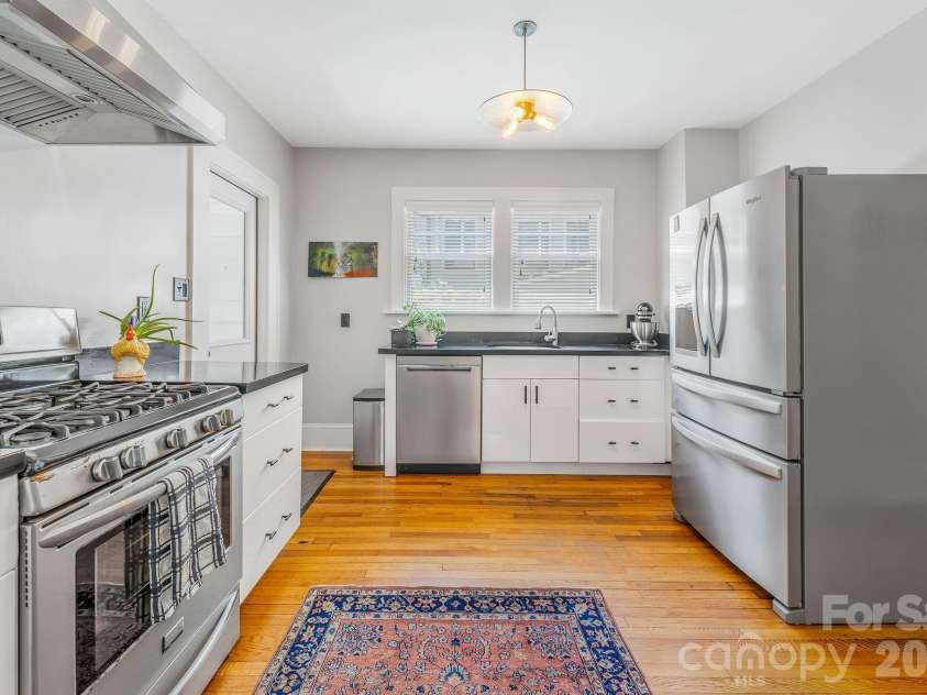 22 Westover Drive, Asheville, NC 28801.  MLS# CAR4376355, YatesRealty ID 20815. 