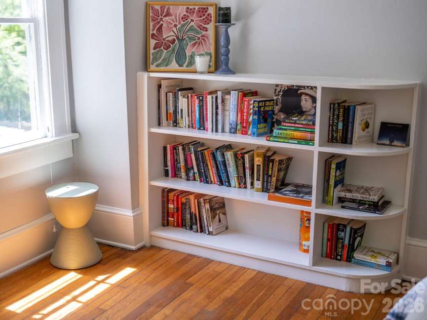 22 Westover Drive, Asheville, NC 28801.  MLS# CAR4376355, YatesRealty ID 20815. Built in Shelving