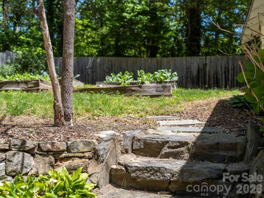 22 Westover Drive, Asheville, NC 28801.  MLS# CAR4376355, YatesRealty ID 20815. Grassy Back yard
