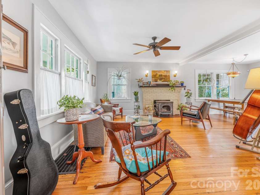 22 Westover Drive, Asheville, NC 28801.  MLS# CAR4376355, YatesRealty ID 20815. Living room
