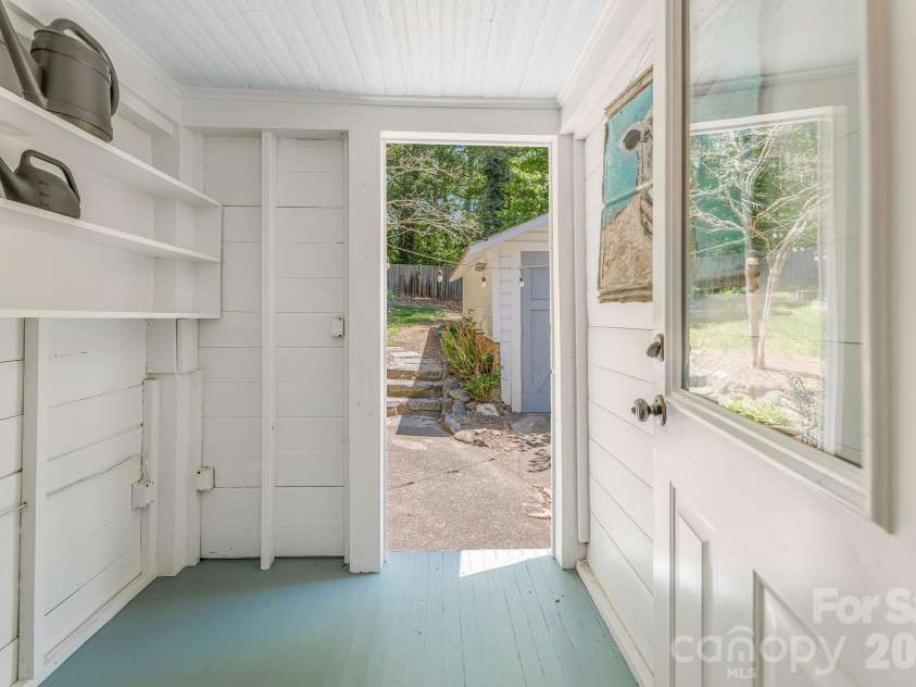 22 Westover Drive, Asheville, NC 28801.  MLS# CAR4376355, YatesRealty ID 20815. Mud Room