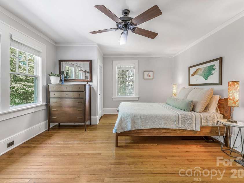22 Westover Drive, Asheville, NC 28801.  MLS# CAR4376355, YatesRealty ID 20815. Primary Bedroom