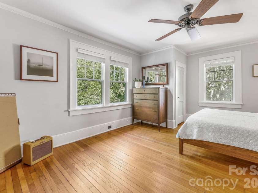 22 Westover Drive, Asheville, NC 28801.  MLS# CAR4376355, YatesRealty ID 20815. Primary Bedroom
