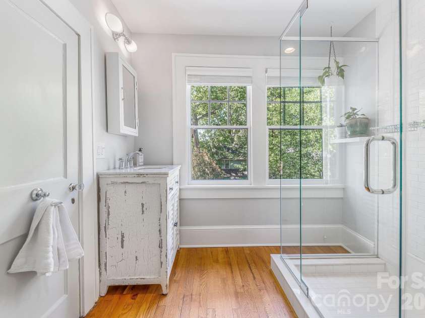 22 Westover Drive, Asheville, NC 28801.  MLS# CAR4376355, YatesRealty ID 20815. Updated Bathroom