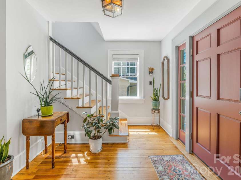 22 Westover Drive, Asheville, NC 28801.  MLS# CAR4376355, YatesRealty ID 20815. Welcoming Foyer