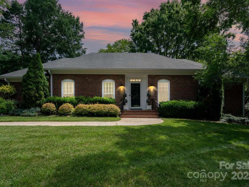 935 Trentle Court, Charlotte, NC 28211.  MLS# CAR4270390, YatesRealty ID 20815. 