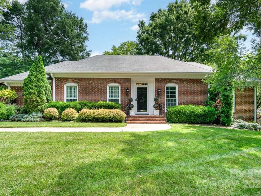 935 Trentle Court, Charlotte, NC 28211.  MLS# CAR4270390, YatesRealty ID 20815. 