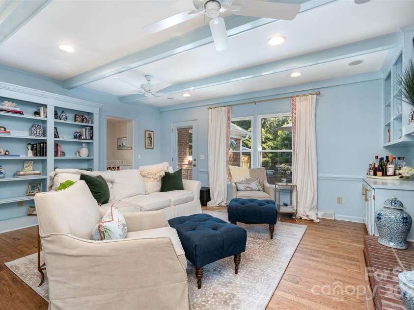 935 Trentle Court, Charlotte, NC 28211.  MLS# CAR4270390, YatesRealty ID 20815. 