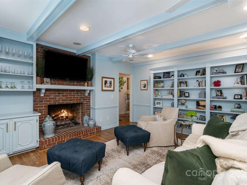 935 Trentle Court, Charlotte, NC 28211.  MLS# CAR4270390, YatesRealty ID 20815. 