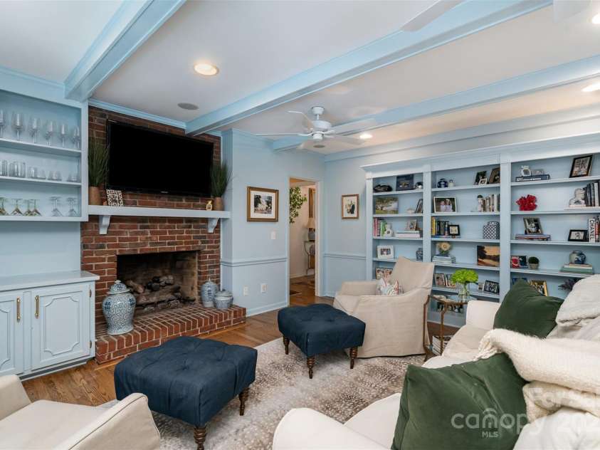 935 Trentle Court, Charlotte, NC 28211.  MLS# CAR4270390, YatesRealty ID 20815. 