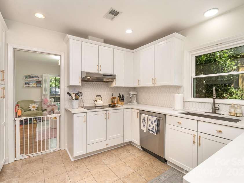 935 Trentle Court, Charlotte, NC 28211.  MLS# CAR4270390, YatesRealty ID 20815. 