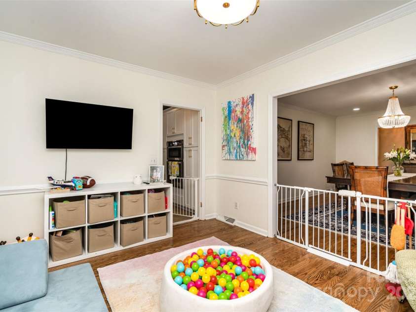 935 Trentle Court, Charlotte, NC 28211.  MLS# CAR4270390, YatesRealty ID 20815. 